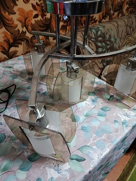 Продам люстру 4 х рожковую