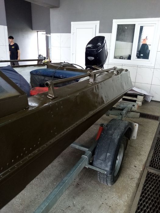 Продам гараж с моторной лодкой.