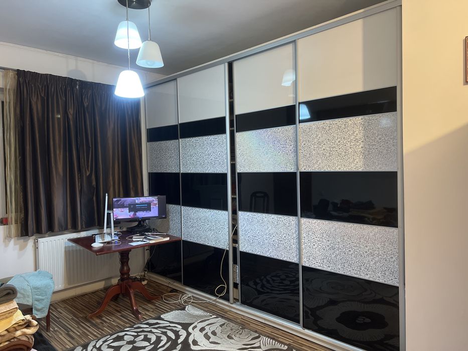 Vind dulap dresing pe sină ,model deosebit,lucios,3usi culis