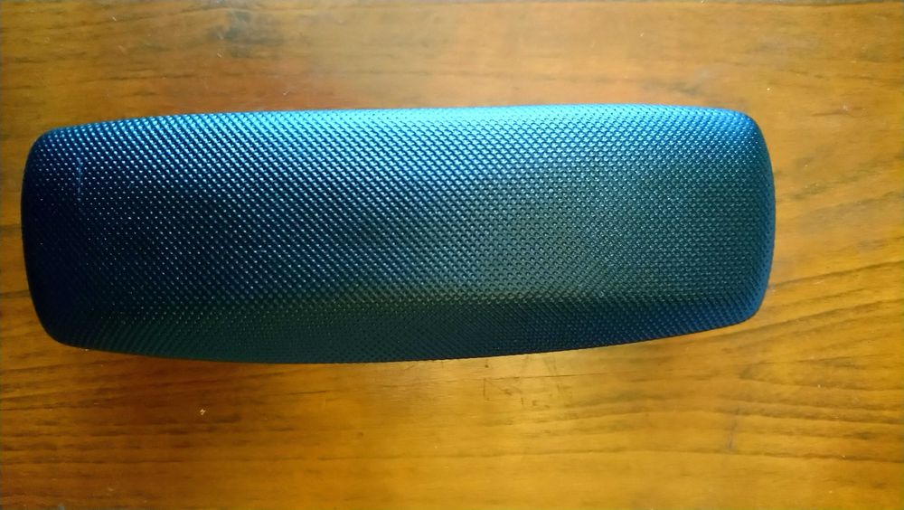 Кутия за очила червено - черна.