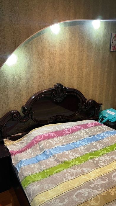 Кровать и 2 тумбочки