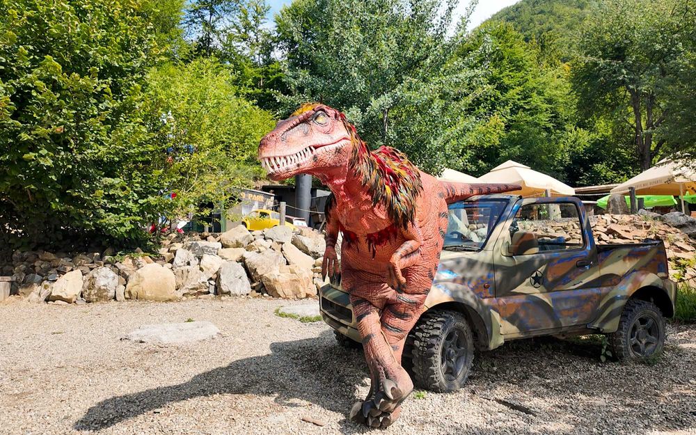 DINOZAUR URIAȘ – Apariție spectaculoasă pentru evenimente