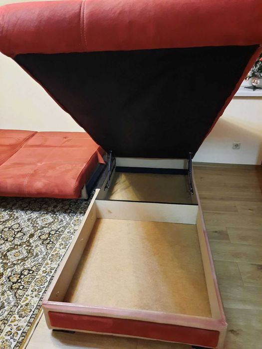 Ъглов диван в керемидено червено с функция сън и ракла