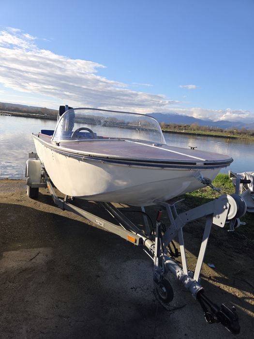 Продавам моторна лодка