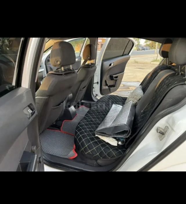 Машина Opel Astra 2010