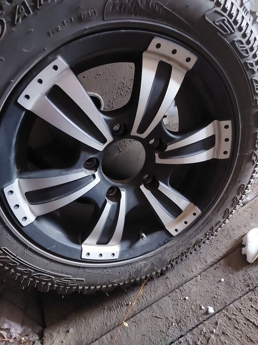 Продам резину с дисками на ниву