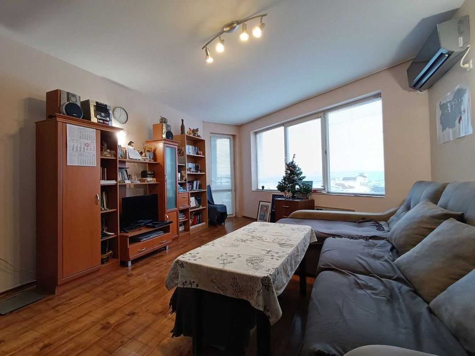 Двустаен апартамент в кв. Колю Фичето