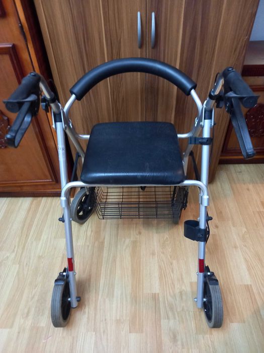 Carucior cu rotile pentru persoane cu handicap