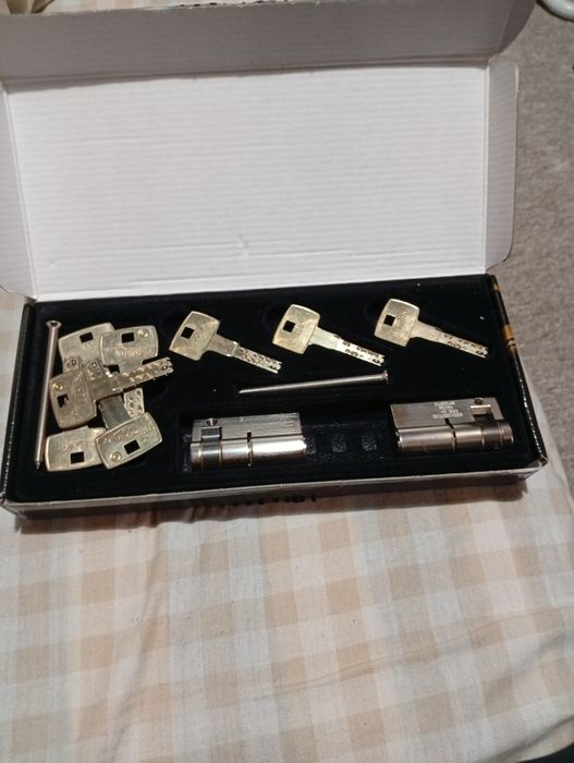 Set de 2 buc butuc de yală cu 3 chei marca Dom ix original