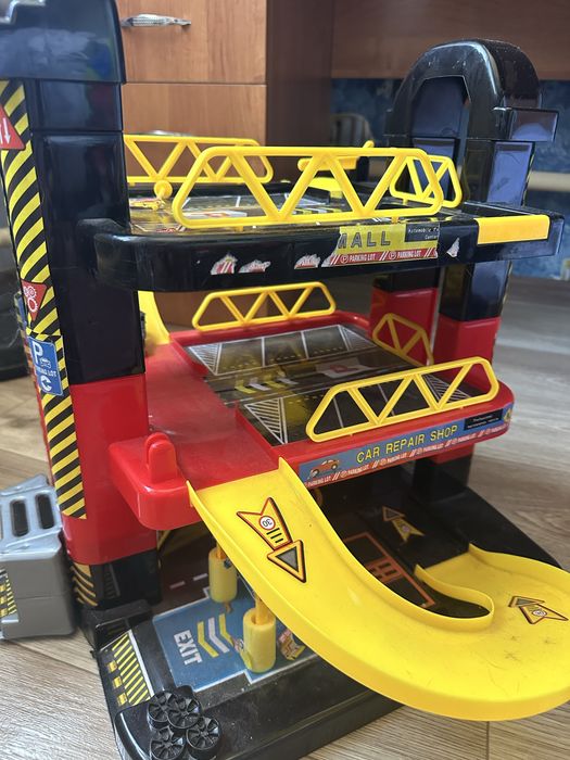 Трехэтажная горка для машинок хотвилс