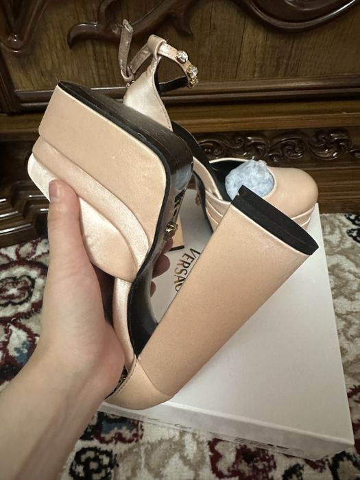 tufli versace, molochni cvet, 1 marta kiyildi 2 saatqa, korobkasi bar