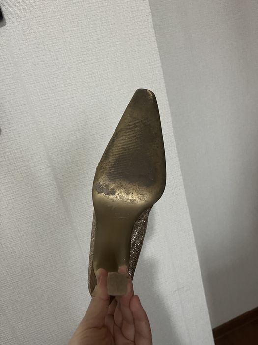 Золотистые туфли-шлепки