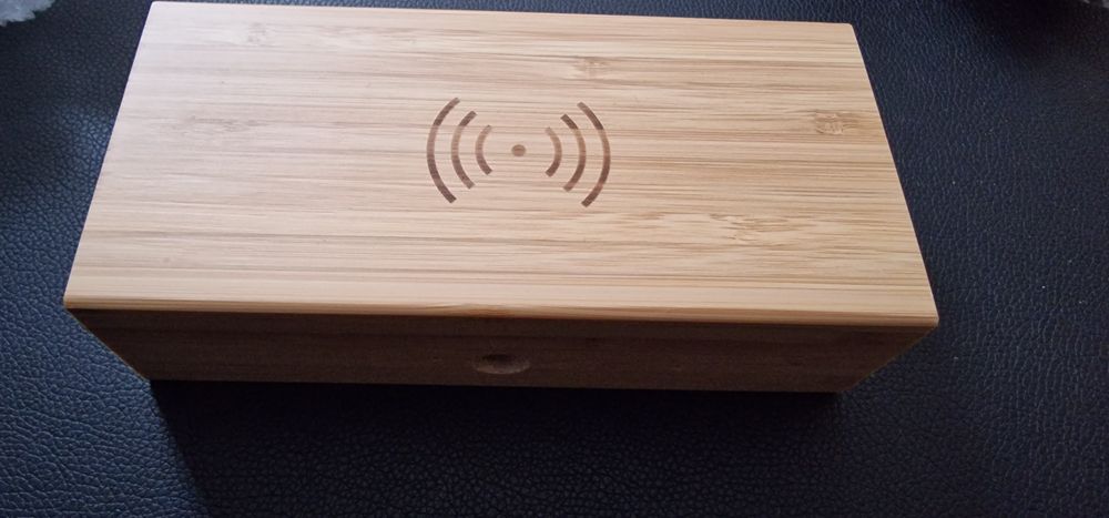 Ceas desteptator din bambus cu 3 alarme si incarcare wireless