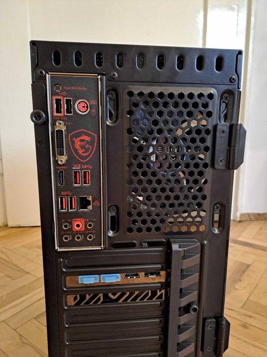 Геймърски компютър с стилен дизайн.