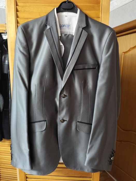 Брюки жилет рубашка кроссовки