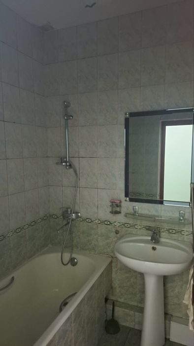 Шахар марказида Боллага Квартира Амир Темур хиёбони метро олдида!!!