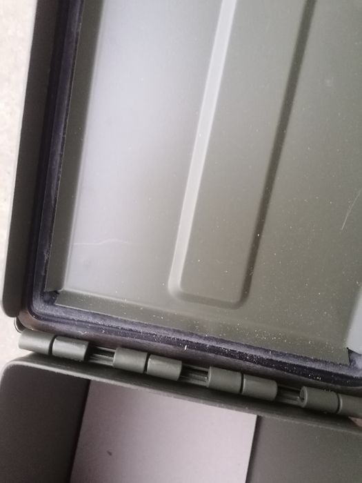 Cutie metalica cu capac etans, ideala depozitare diverse: scule, bani