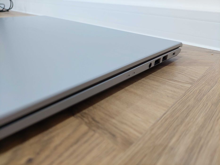 15.6" лаптоп като нов Asus Vivobook F515J Core i3-1005G1 8GB RAM 512GB