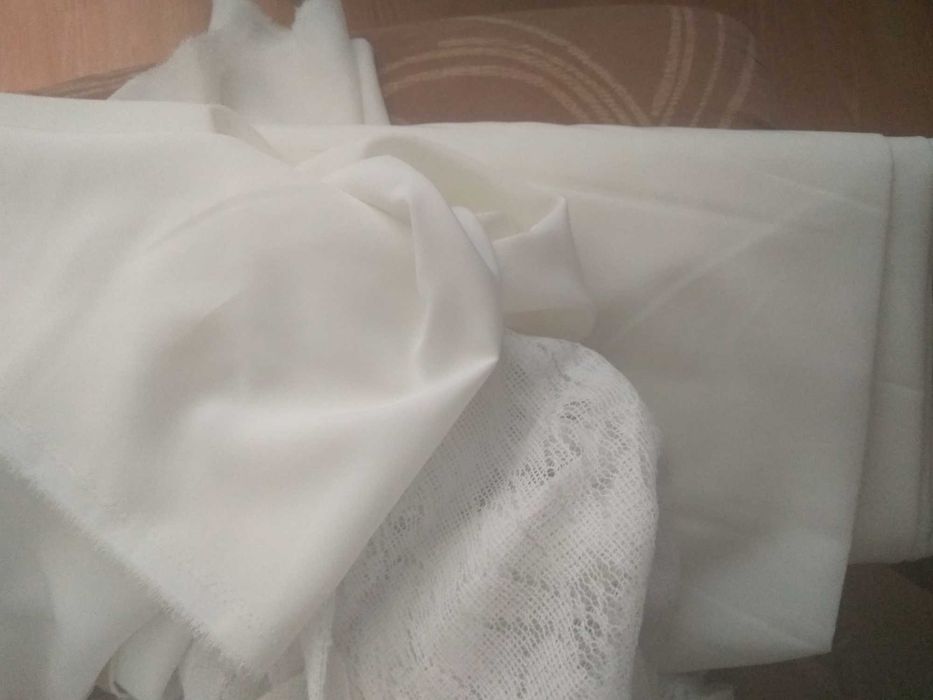 Бял изкуствен плат