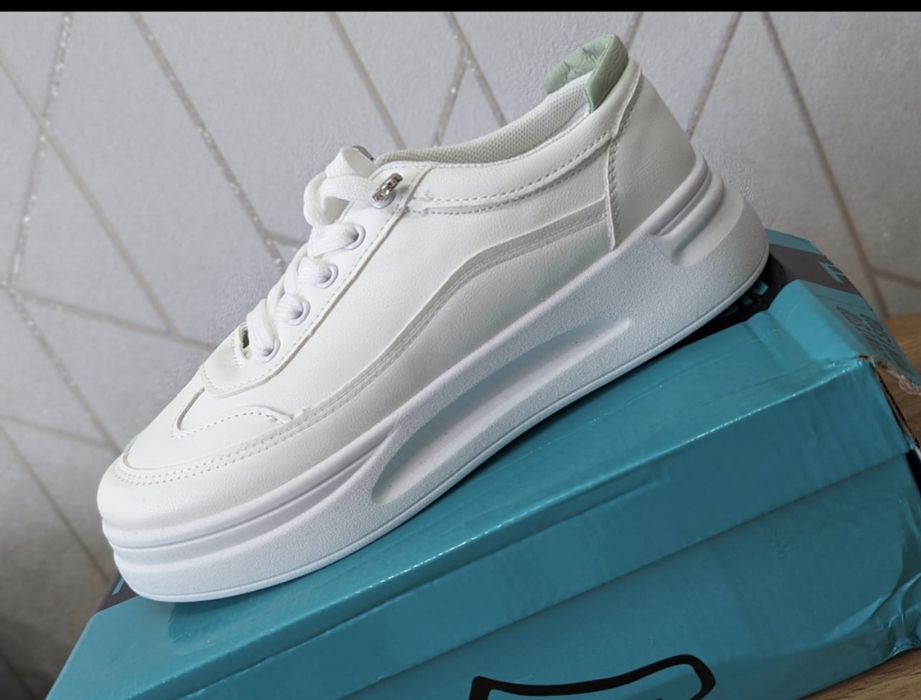 Кросовки новые белоснежные