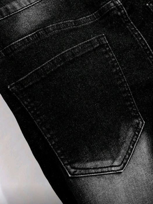 Blugi slim fit rupți pentru bărbați,de culoare neagră.