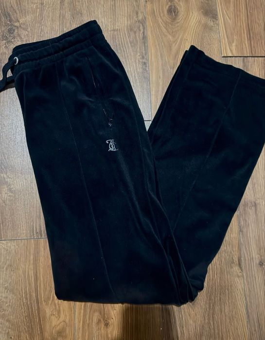 Pantaloni juicy.