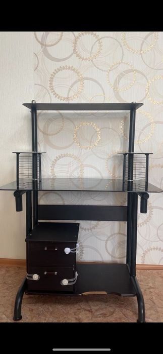 Продам компьютерный стол