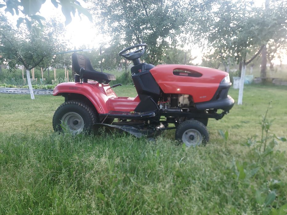 Tractoras tuns iarba