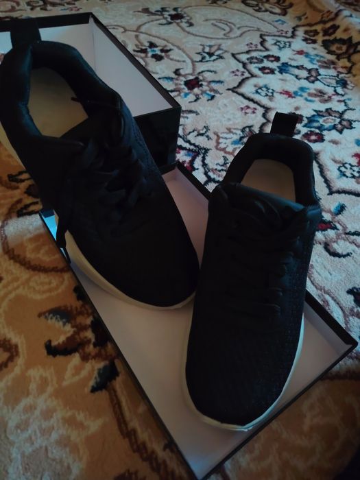 Продам чёрные кроссовки