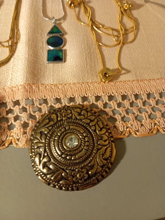 Женски бижута колиета гривни и брошки