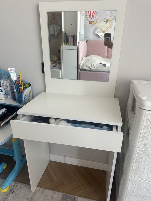 Туалетный столик с зеркалом