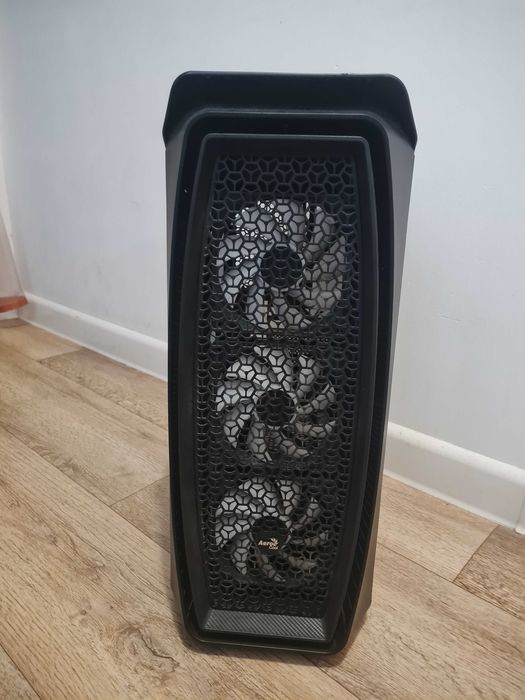 Корпус AeroCool One Frost