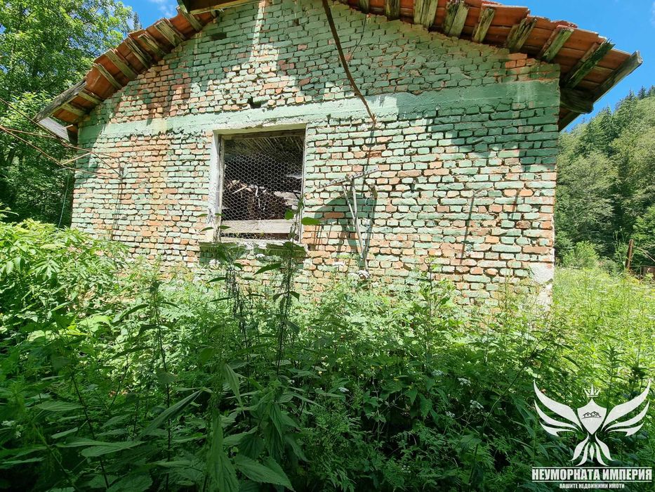 Продавам 3 сгради с парцел 1100кв. с.Здравец общ.Лъки