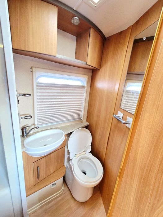 Rulotă Swift Challenger, înmatriculată,pat matrimonial central!