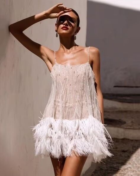 Елегантна рокля с пера