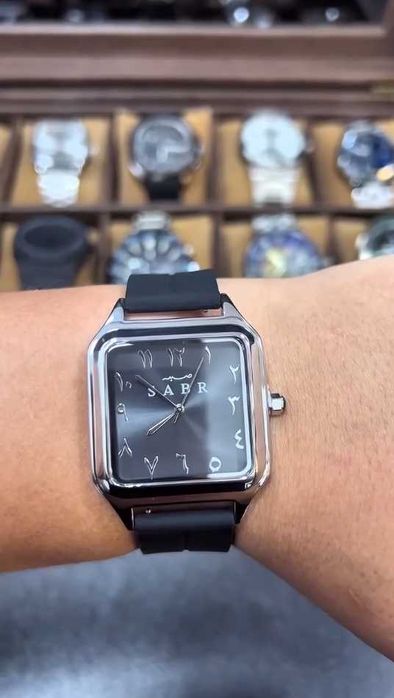 Nafis qora rangdagi SABR soati