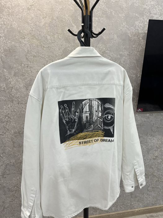 Продам ветровку с принтом