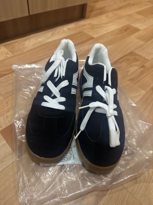 Женские кроссовки