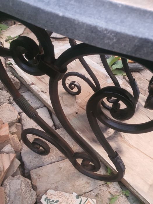 Прикаминный  табурет  выполнен из металла  и мрамора ручной работы