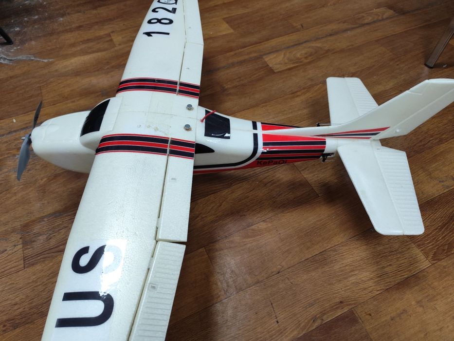 Продаётся авиамодель Cessna 182