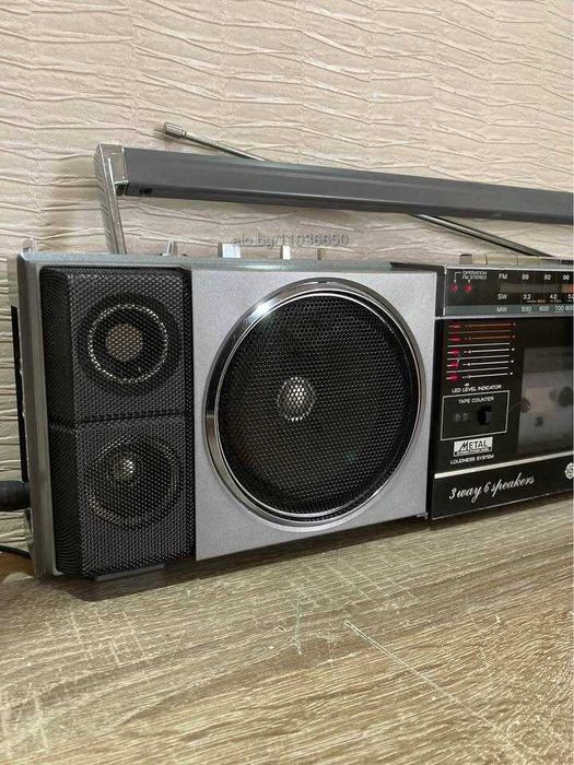 HITACHI TRK-6701W vintage retro boombox