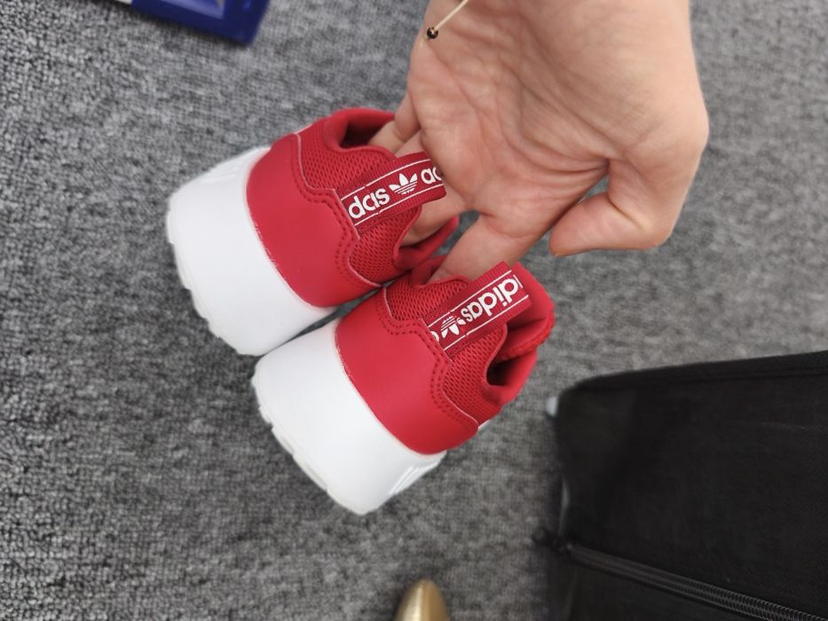 Adidași usori fetita