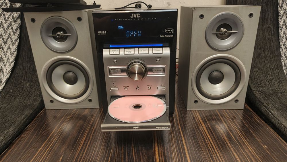 Музыкальный центр JVC.