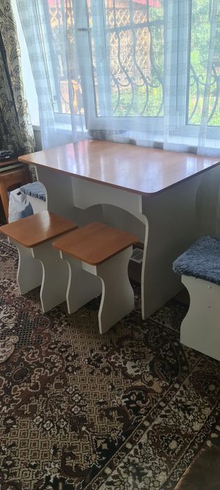 Стол с табуретами