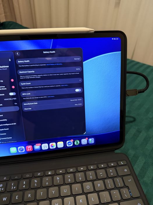 Ipad Pro 2025 13 инча, 256 GB (Wi-Fi) + Pencil Pro + Logitech клавиатура подарък