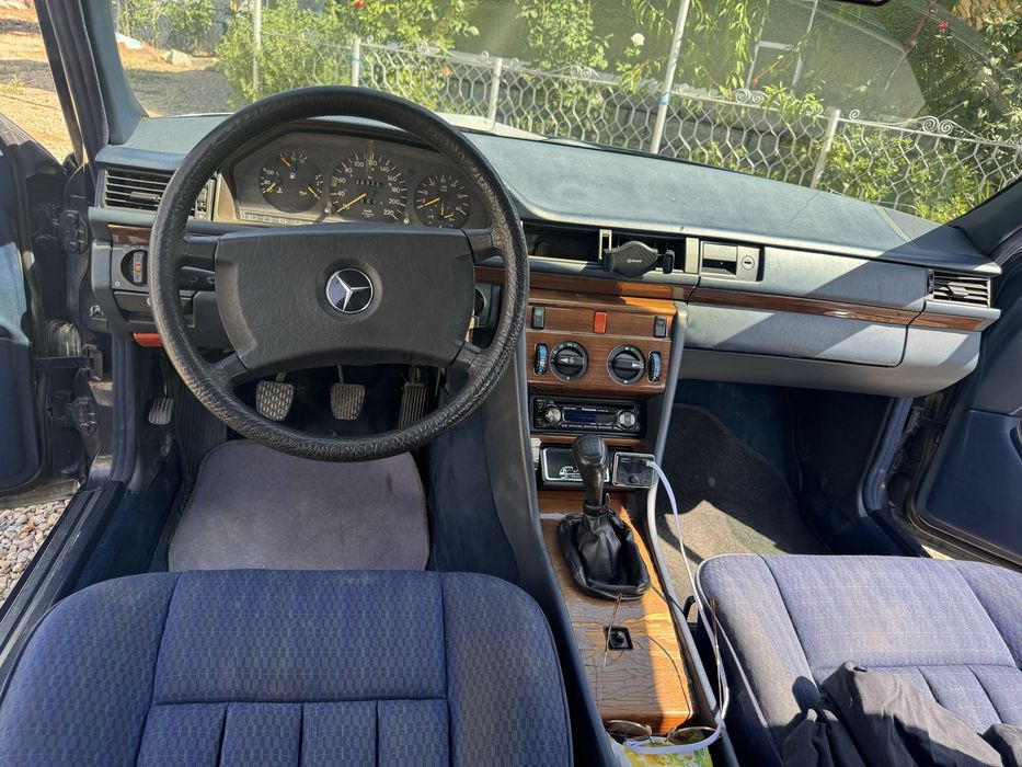 MERCEDES-BENZ E-Class 1990 — imagine 3