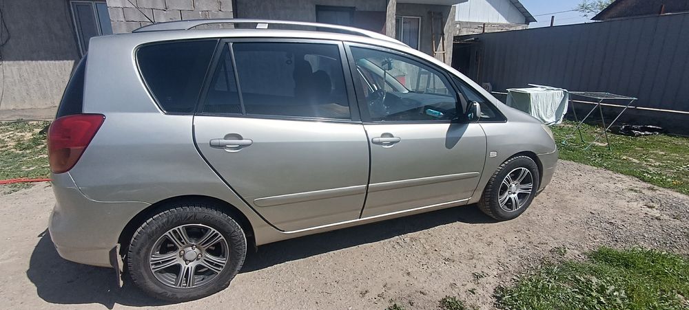 Продам машину Тойота Каролла версо