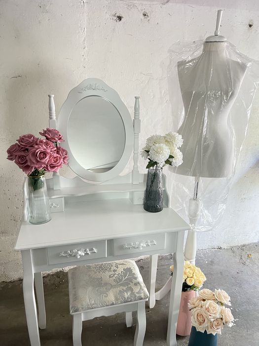 Închiriem Pachet masa mireasa + bust rochie