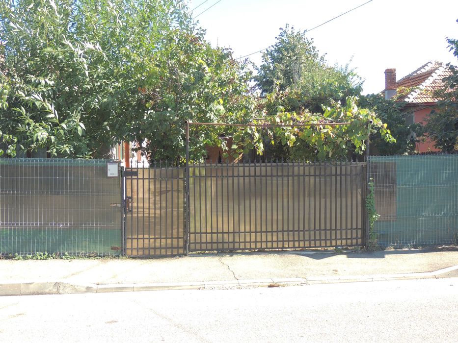 Teren 491 m²,deschidere stradal 15 ml,cu casă 3 camere,garaj și beci