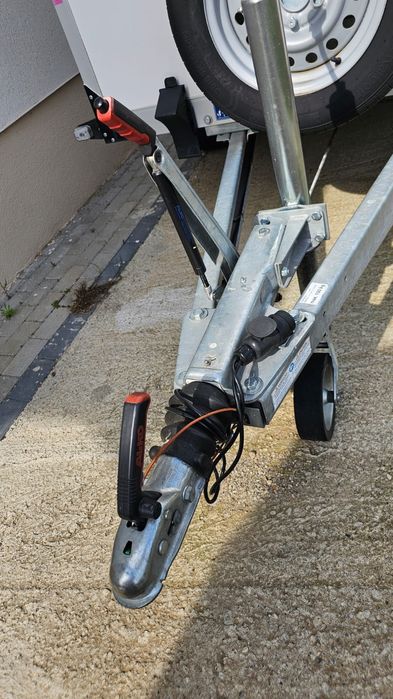 Remorca închisa 2 axe 2500 kg HUMBAUR – ideală reclamă / transport